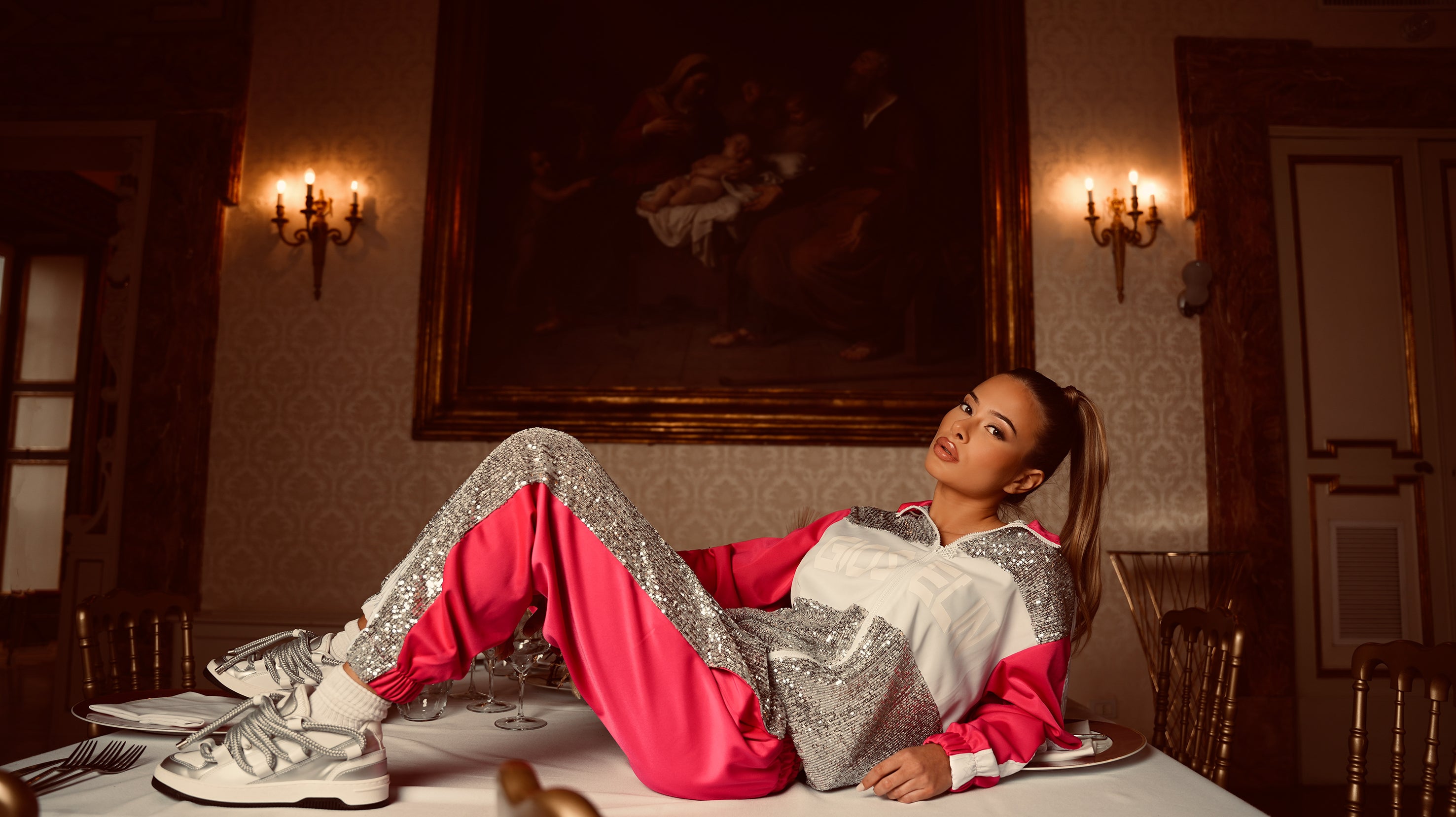 Gioselin Rivela la sua Nuova Campagna: Luminosa e Streetwear, in un Palazzo d'Epoca