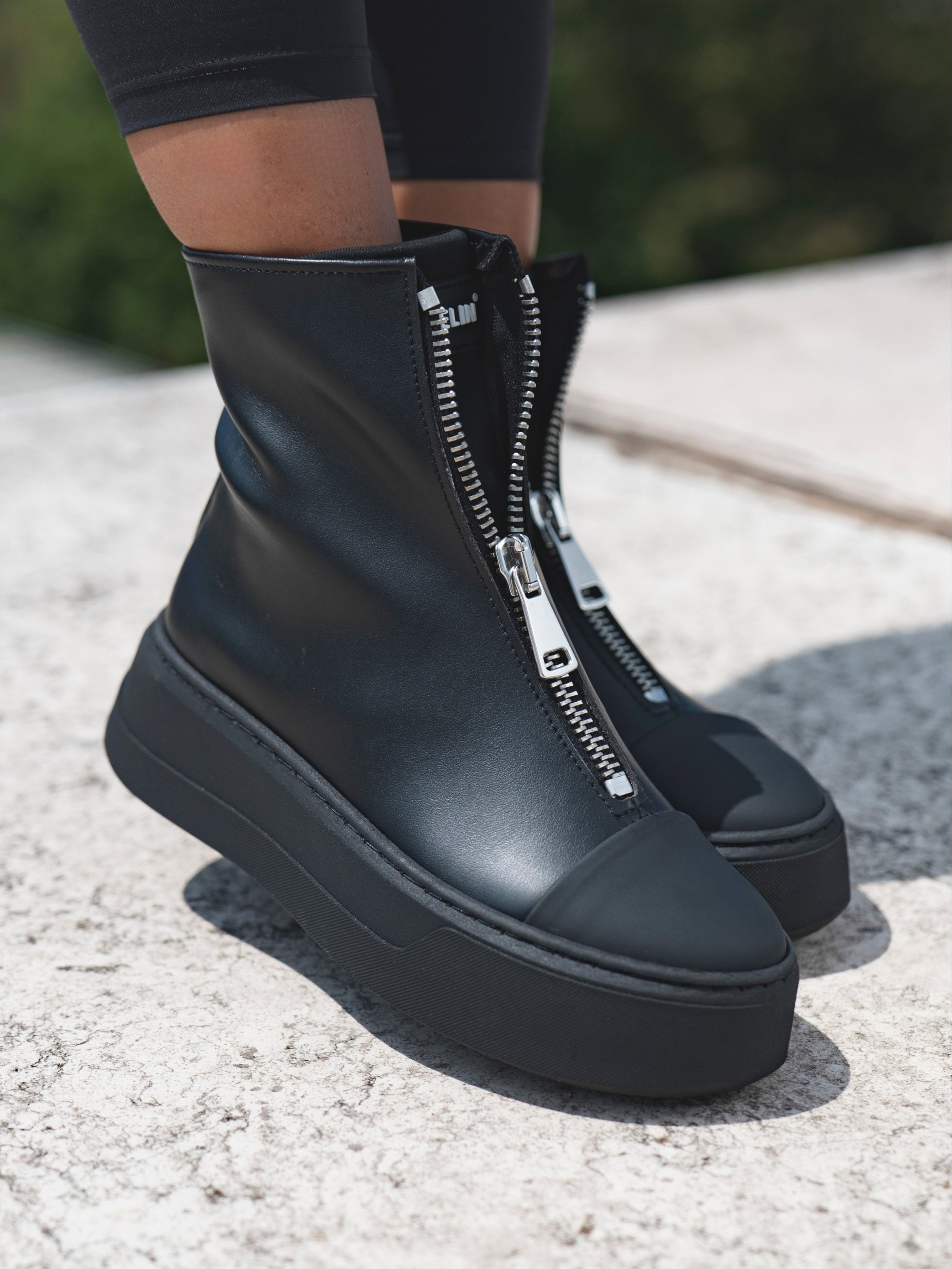 LIGHT - Total Black Line