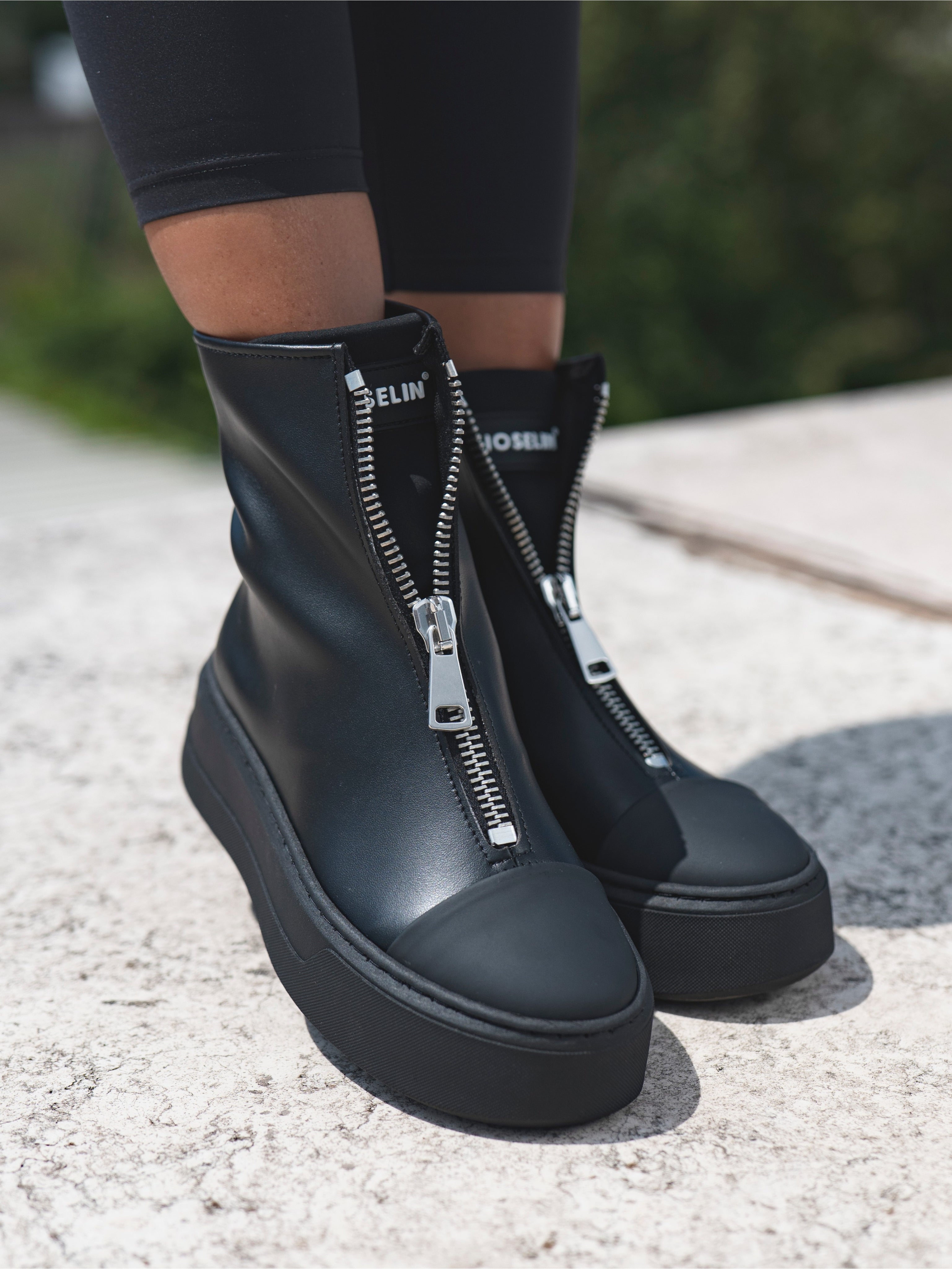 LIGHT - Total Black Line