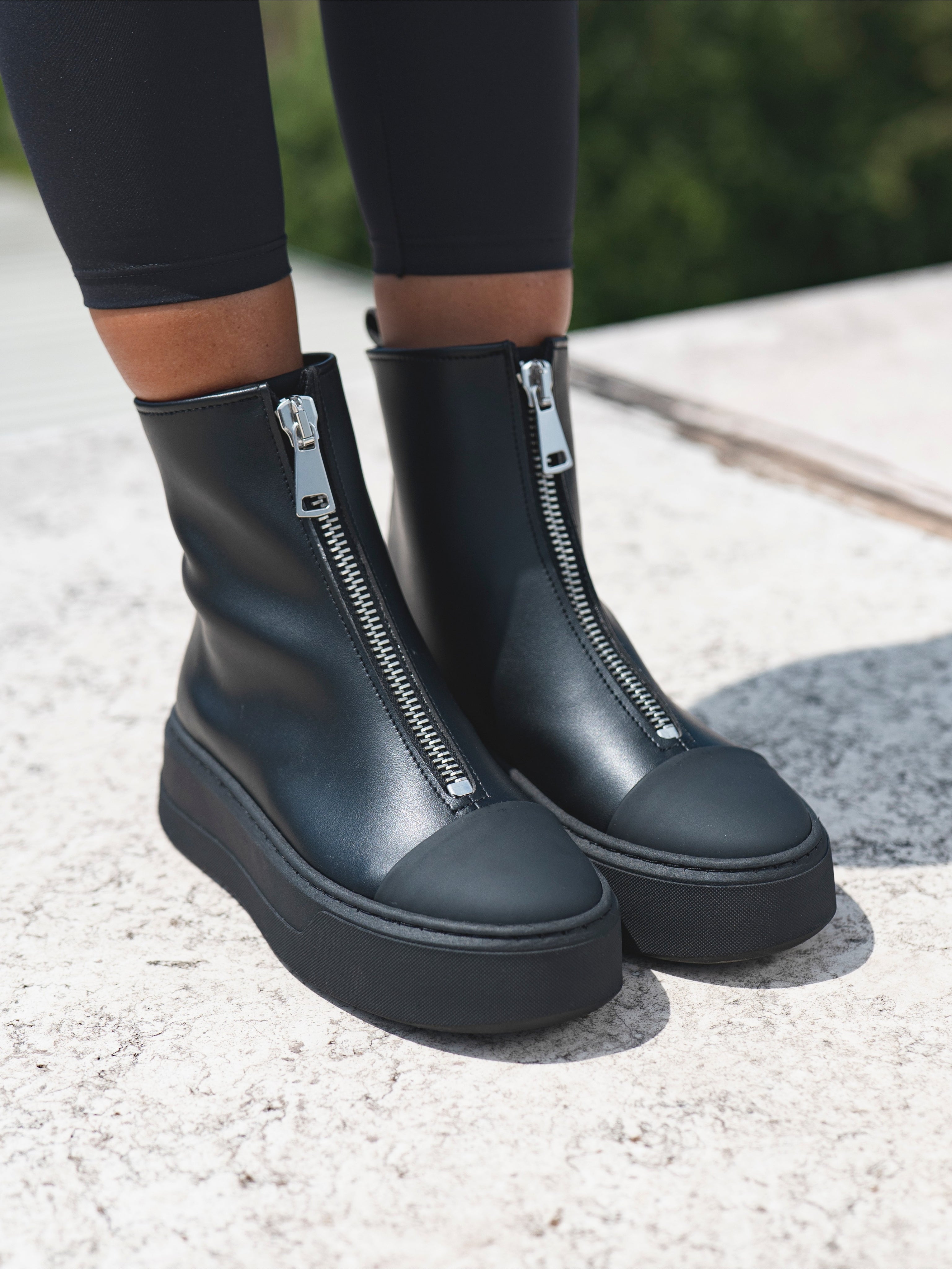 LIGHT - Total Black Line